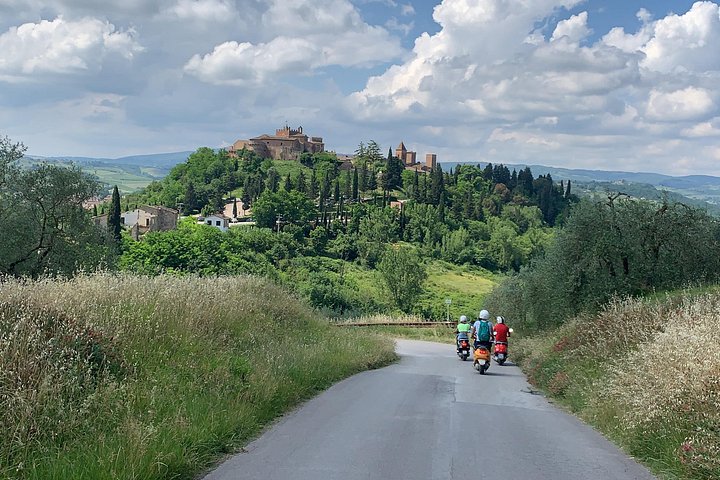 Tour panoramique en Vespa à travers les vignobles toscans et les villages médiévaux avec dégustation de vin et déjeuner, photo 20 | wizardtrip
