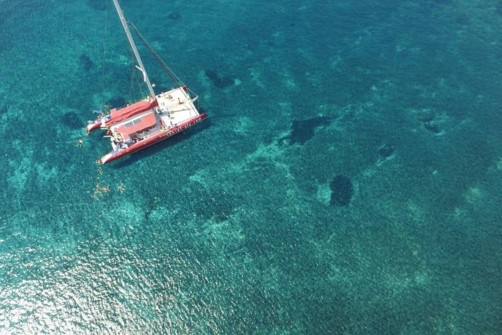 Catamarantocht op Santorini, varend langs vulkanische eilanden en stranden, met BBQ aan boord en uitzicht op de zonsondergang, foto 6 | wizardtrip