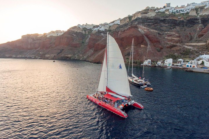Catamarantocht op Santorini, varend langs vulkanische eilanden en stranden, met BBQ aan boord en uitzicht op de zonsondergang, foto 7 | wizardtrip