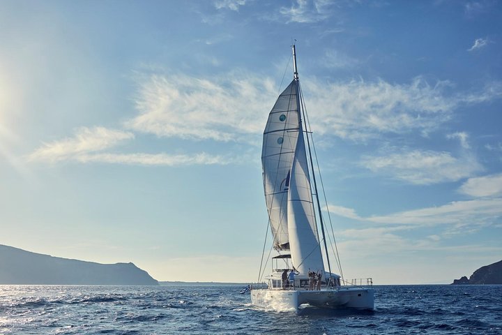 Crucero de lujo en catamarán al atardecer en Santorini con barbacoa, bebidas y traslado | wizardtrip