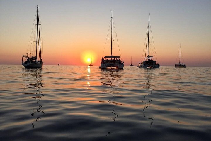 Cruzeiro de catamarã de luxo em Santorini, com paisagens vulcânicas, praias, natação e pôr do sol, foto 7 | wizardtrip