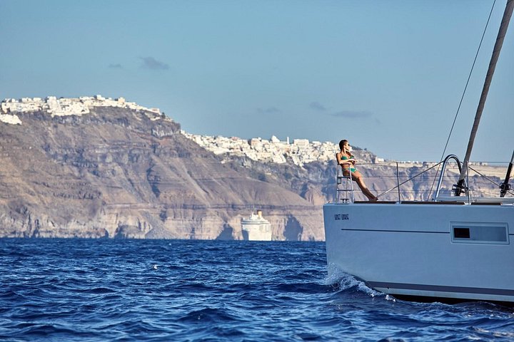 Crucero de lujo en catamarán por Santorini, con vistas volcánicas, natación y barbacoa, foto 7 | wizardtrip