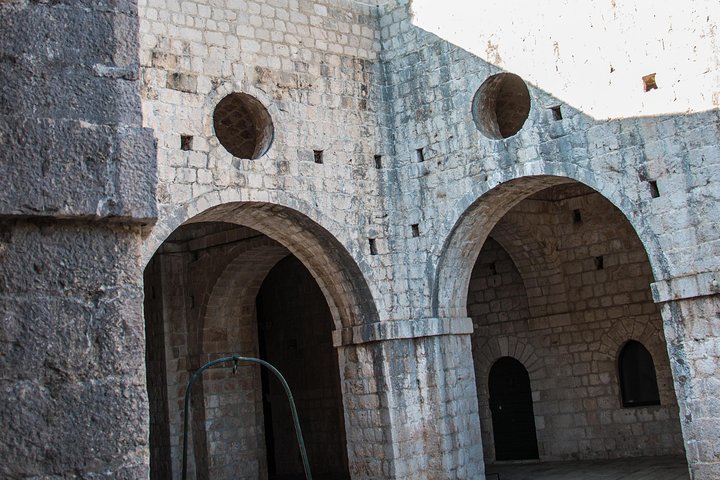 Tour pelos locais de filmagem de Game of Thrones em Dubrovnik, Croácia, com locais icónicos e o Trono de Ferro, foto 24 | wizardtrip