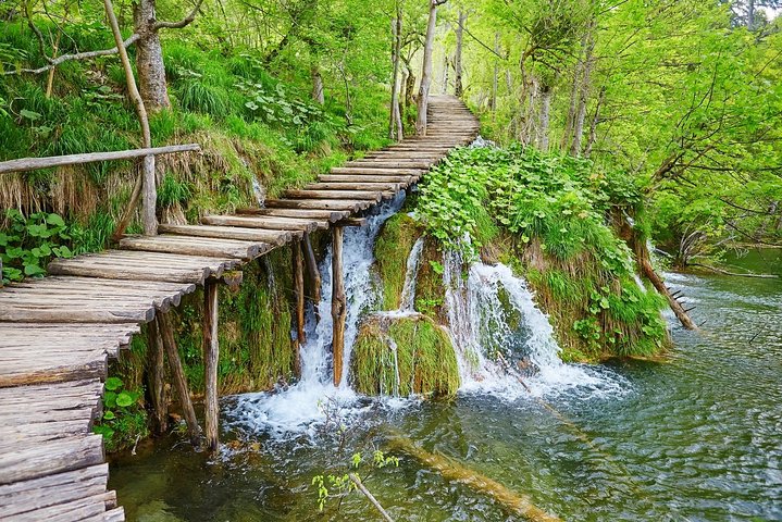 Erkunden Sie die atemberaubenden Wasserfälle und türkisfarbenen Seen des Nationalparks Plitvicer Seen auf einer geführten Tour von Split oder Trogir, Foto 7 | wizardtrip