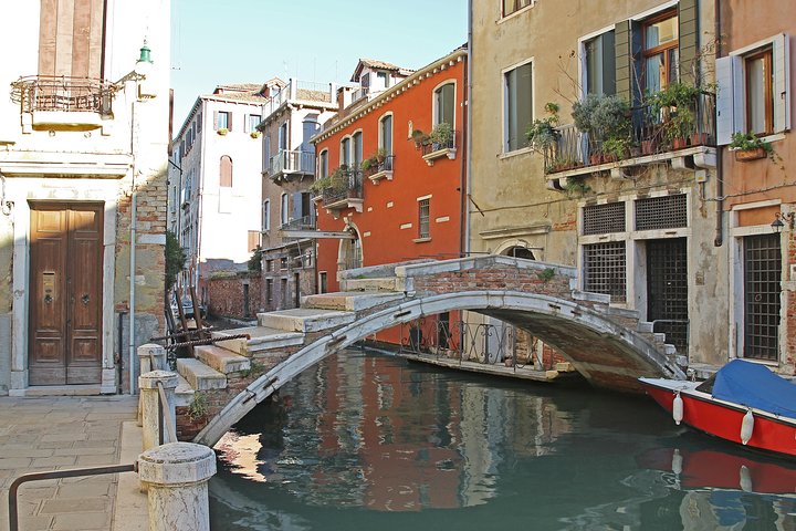 Venedig vandretur udforsker skjulte kanaler og historiske steder med en lokal guide, foto 7 | wizardtrip