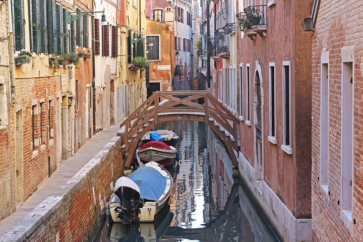Venedig vandretur udforsker skjulte kanaler og historiske steder med en lokal guide, foto 10 | wizardtrip