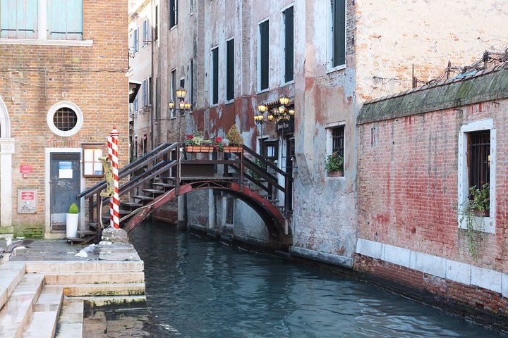 Venedig vandretur udforsker skjulte kanaler og historiske steder med en lokal guide, foto 12 | wizardtrip