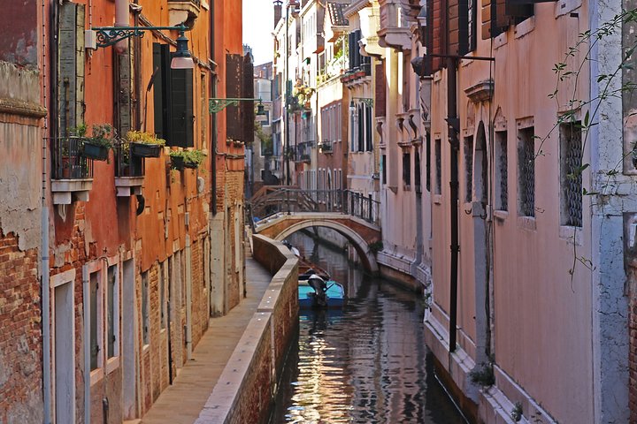 Venedig vandretur udforsker skjulte kanaler og historiske steder med en lokal guide, foto 18 | wizardtrip