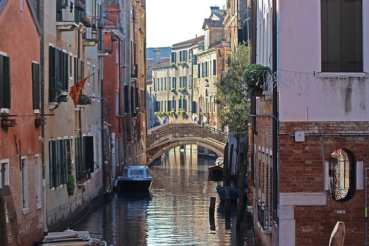 Venedig vandretur udforsker skjulte kanaler og historiske steder med en lokal guide, foto 19 | wizardtrip