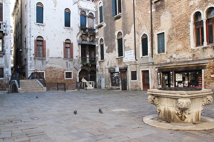 Venedig vandretur udforsker skjulte kanaler og historiske steder med en lokal guide, foto 21 | wizardtrip