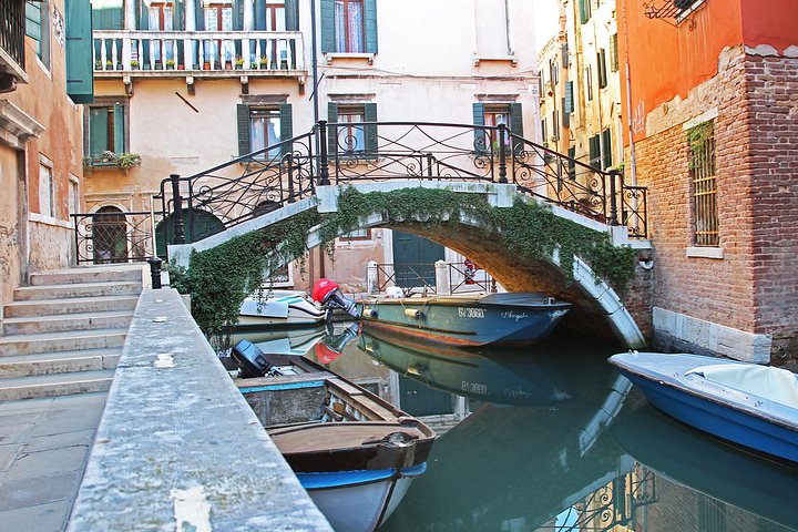 Venedig vandretur udforsker skjulte kanaler og historiske steder med en lokal guide, foto 22 | wizardtrip