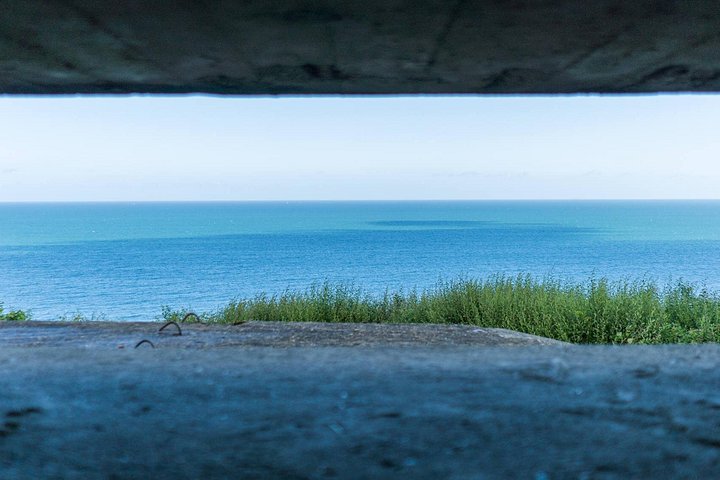 En liten grupp besöker de historiska D-Day-landningsstränderna och minnesmärkena i Normandie, Frankrike, foto 7 | wizardtrip