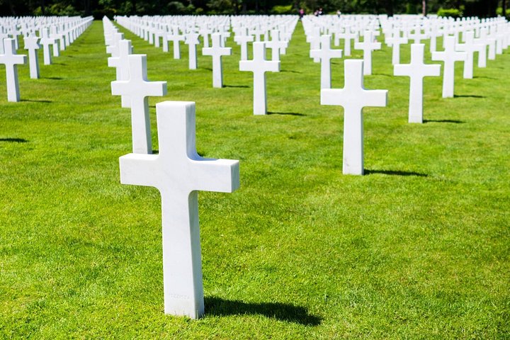 En liten grupp besöker de historiska D-Day-landningsstränderna och minnesmärkena i Normandie, Frankrike, foto 12 | wizardtrip