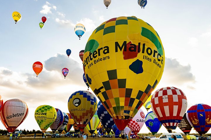 Vol romantique au lever du soleil en montgolfière à Majorque | wizardtrip