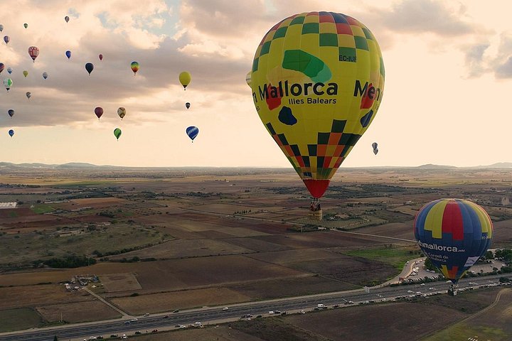 Solopgangsflyvning i luftballon over Mallorcas naturskønne landskaber, Spanien, foto 6 | wizardtrip