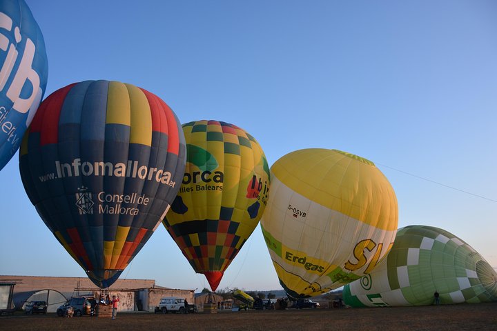 Solopgangsflyvning i luftballon over Mallorcas naturskønne landskaber, Spanien, foto 10 | wizardtrip