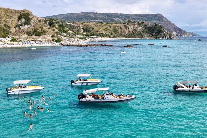 Bådtur langs den fantastiske kystlinje ved Tropea og Capo Vaticano, Italien, foto 17 | wizardtrip