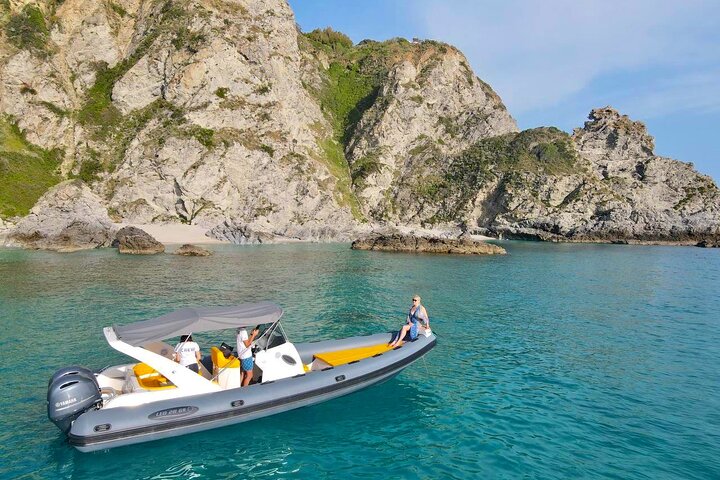 Bådtur langs den fantastiske kystlinje ved Tropea og Capo Vaticano, Italien, foto 26 | wizardtrip
