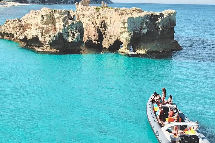 Bådtur langs den fantastiske kystlinje ved Tropea og Capo Vaticano, Italien, foto 35 | wizardtrip