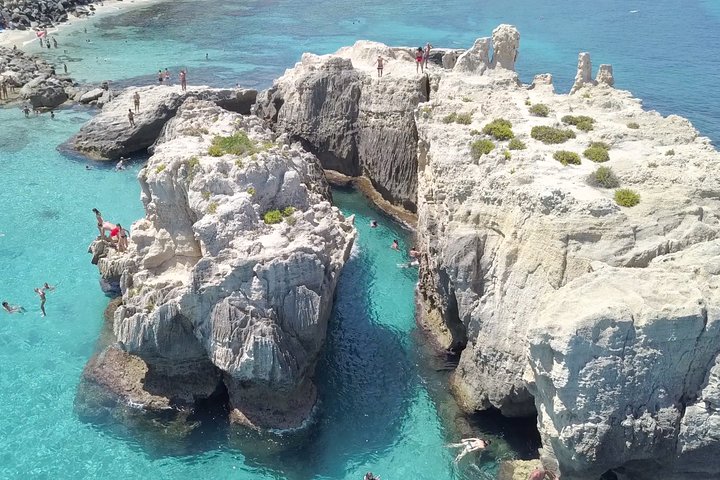 Tour in barca lungo le coste di Tropea e Capo Vaticano, con snorkeling e splendide grotte marine, foto 7 | wizardtrip