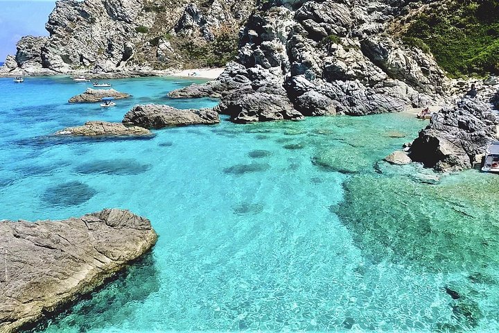 Tour in barca lungo le coste di Tropea e Capo Vaticano, con snorkeling e splendide grotte marine, foto 10 | wizardtrip