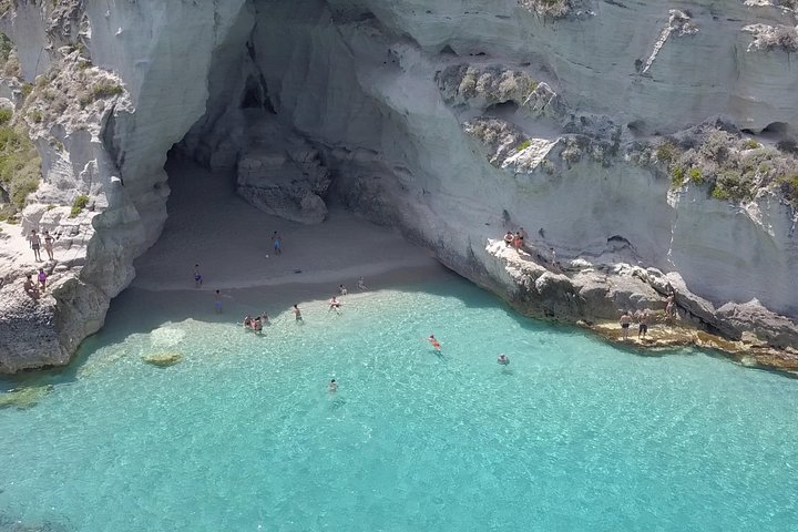 Tour in barca lungo le coste di Tropea e Capo Vaticano, con snorkeling e splendide grotte marine, foto 12 | wizardtrip
