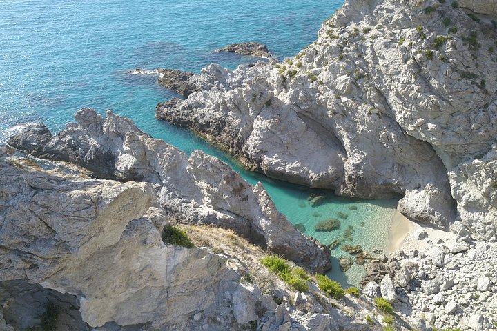 Tour in barca lungo le coste di Tropea e Capo Vaticano, con snorkeling e splendide grotte marine, foto 15 | wizardtrip