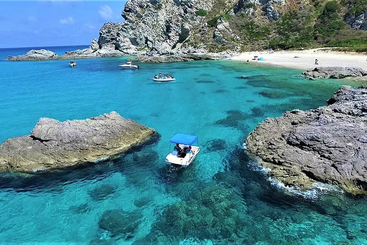Tour in barca lungo le coste di Tropea e Capo Vaticano, con snorkeling e splendide grotte marine, foto 17 | wizardtrip