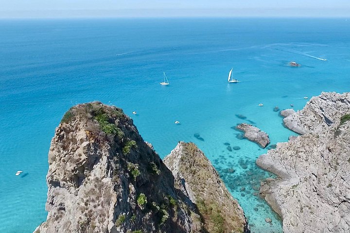 Tour in barca lungo le coste di Tropea e Capo Vaticano, con snorkeling e splendide grotte marine, foto 20 | wizardtrip