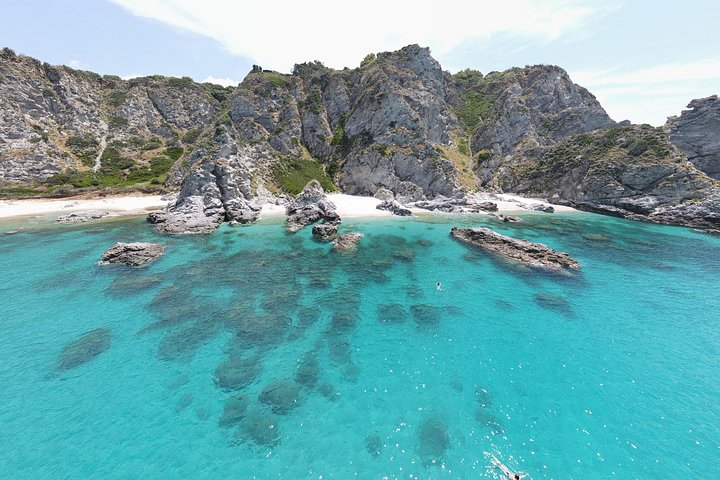 Tour in barca lungo le coste di Tropea e Capo Vaticano, con snorkeling e splendide grotte marine, foto 26 | wizardtrip