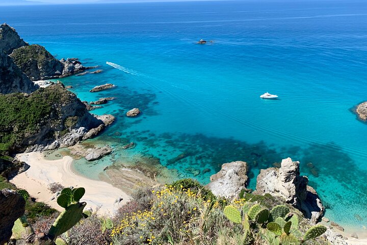 Tour in barca lungo le coste di Tropea e Capo Vaticano, con snorkeling e splendide grotte marine, foto 29 | wizardtrip