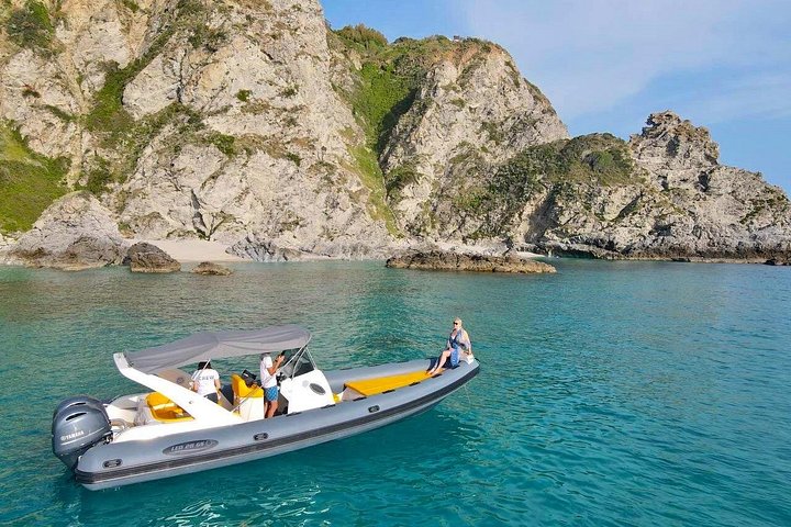 Tour in barca lungo le coste di Tropea e Capo Vaticano, con snorkeling e splendide grotte marine, foto 34 | wizardtrip