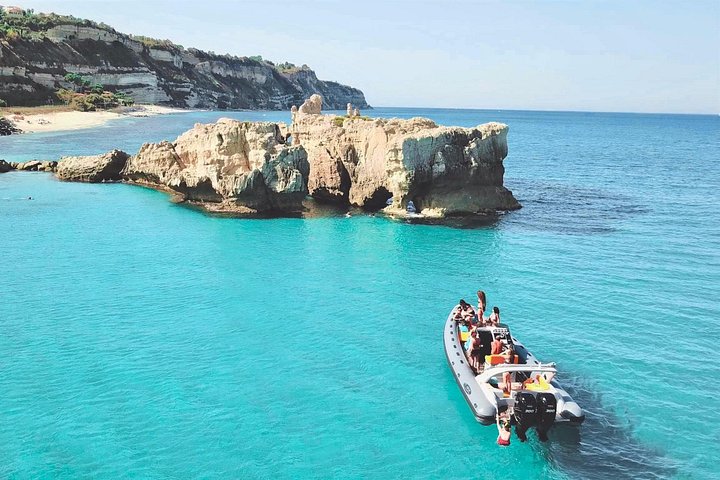 Tour in barca lungo le coste di Tropea e Capo Vaticano, con snorkeling e splendide grotte marine, foto 35 | wizardtrip