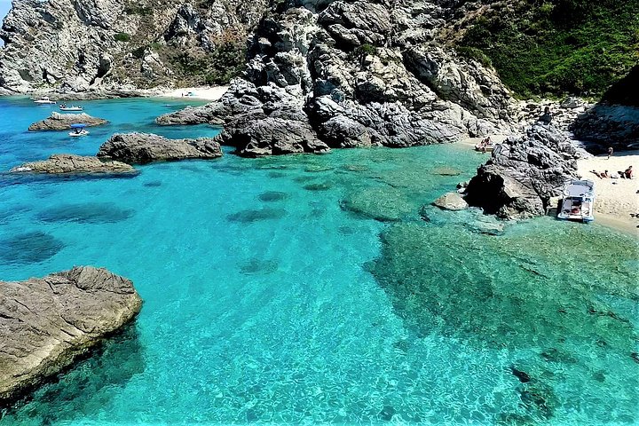 Tour in barca lungo le coste di Tropea e Capo Vaticano, con snorkeling e splendide grotte marine, foto 38 | wizardtrip