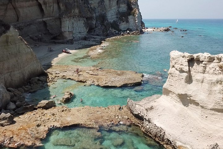 Tour in barca lungo le coste di Tropea e Capo Vaticano, con snorkeling e splendide grotte marine, foto 39 | wizardtrip