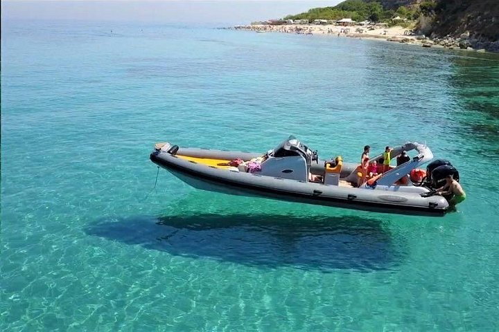 Tour in barca lungo le coste di Tropea e Capo Vaticano, con snorkeling e splendide grotte marine, foto 45 | wizardtrip