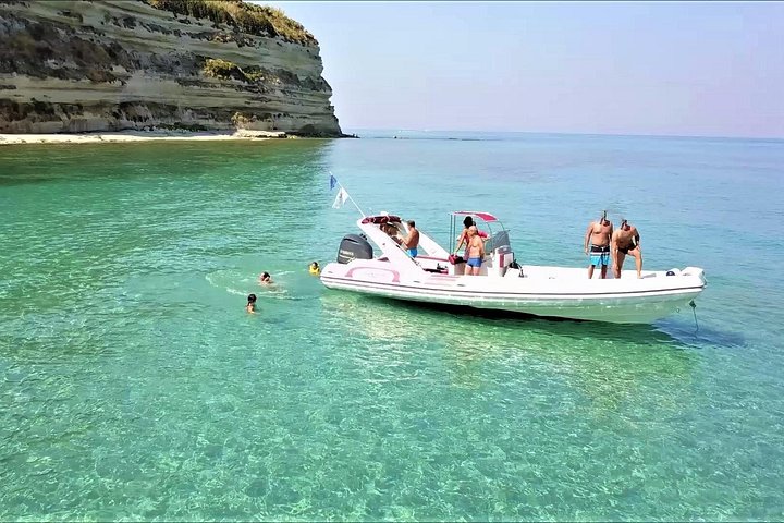 Tour in barca lungo le coste di Tropea e Capo Vaticano, con snorkeling e splendide grotte marine, foto 46 | wizardtrip
