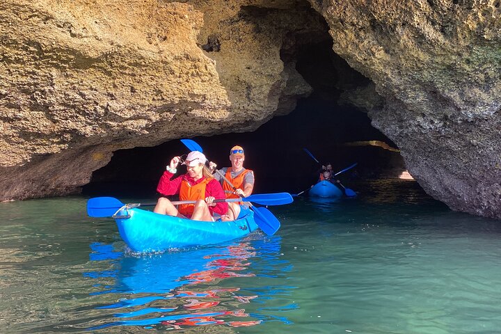 Kajakutforskning av Benagil-grottan och Algarve-kustens grottor i Portugal, foto 7 | wizardtrip