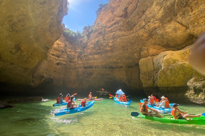 Kajakutforskning av Benagil-grottan och Algarve-kustens grottor i Portugal, foto 10 | wizardtrip