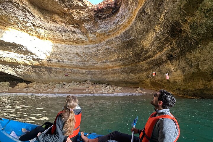 Kajakutforskning av Benagil-grottan och Algarve-kustens grottor i Portugal, foto 13 | wizardtrip