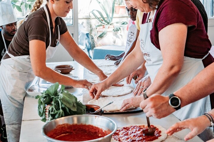 ¡Tira, Hornea, Brinda! - Clase de Cocina de Pizza en Sorrento con Vino | wizardtrip