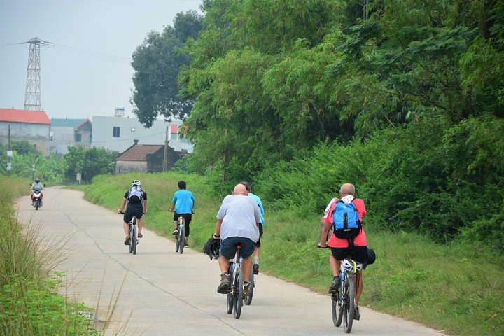 Tour à vélo dans la campagne de Hanoï, visite de villages et marchés locaux, photo 12 | wizardtrip