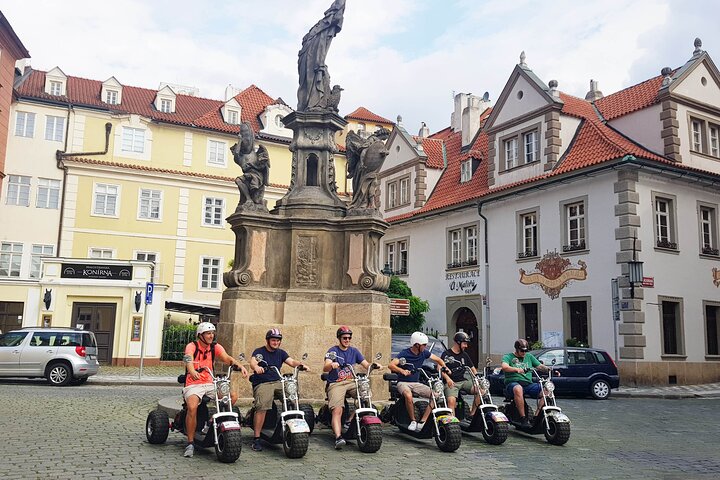 El-trike-tur i Prag med historiska landmärken, inklusive Karlsbron och Pragborgen, foto 6 | wizardtrip