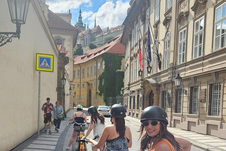 El-trike-tur i Prag med historiska landmärken, inklusive Karlsbron och Pragborgen, foto 11 | wizardtrip