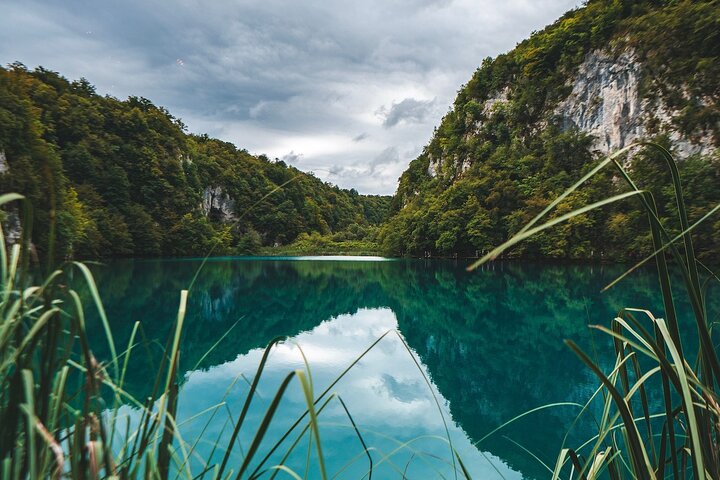 Une vue imprenable des lacs turquoise et des cascades du Parc National des Lacs de Plitvice, en Croatie, photo 6 | wizardtrip
