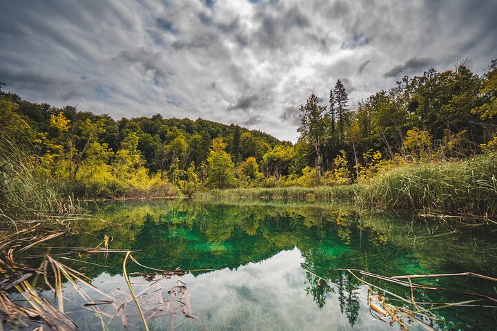 Une vue imprenable des lacs turquoise et des cascades du Parc National des Lacs de Plitvice, en Croatie, photo 7 | wizardtrip