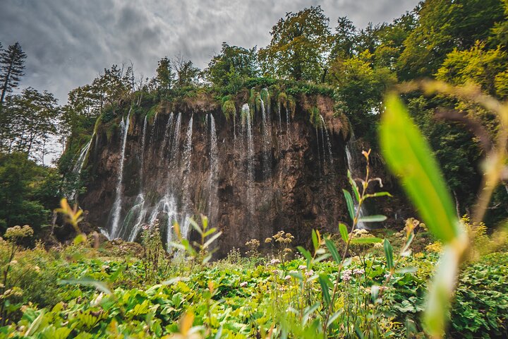 Une vue imprenable des lacs turquoise et des cascades du Parc National des Lacs de Plitvice, en Croatie, photo 8 | wizardtrip