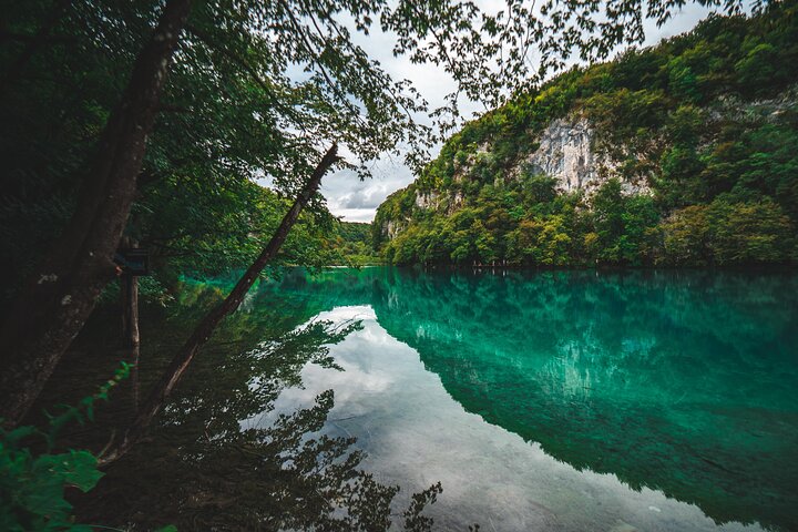 Une vue imprenable des lacs turquoise et des cascades du Parc National des Lacs de Plitvice, en Croatie, photo 11 | wizardtrip