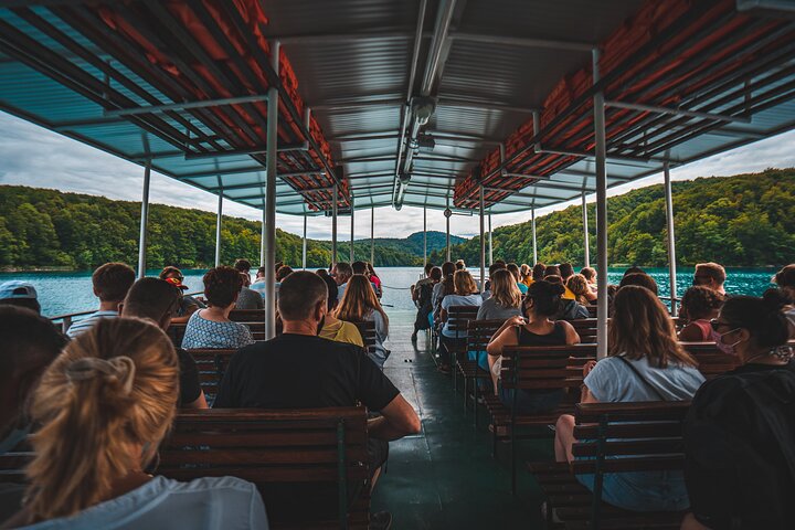 Une vue imprenable des lacs turquoise et des cascades du Parc National des Lacs de Plitvice, en Croatie, photo 12 | wizardtrip
