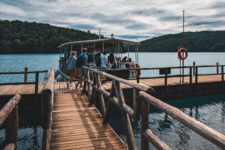 Une vue imprenable des lacs turquoise et des cascades du Parc National des Lacs de Plitvice, en Croatie, photo 13 | wizardtrip